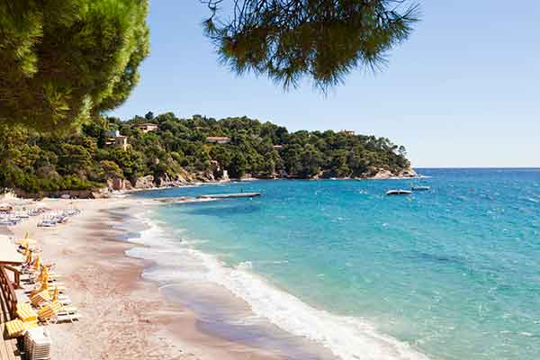 Plage de sable blanc dans le Var